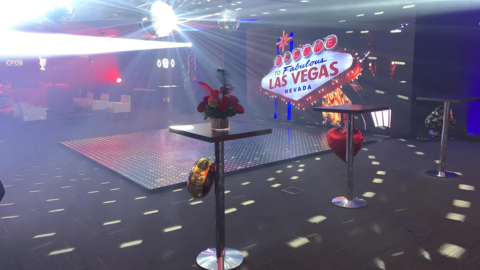 Pista LED y cartel luminoso con temática de Las Vegas
