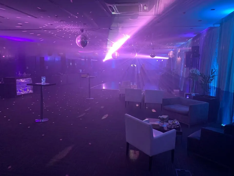 Lounge con humo y un haz de luz violeta