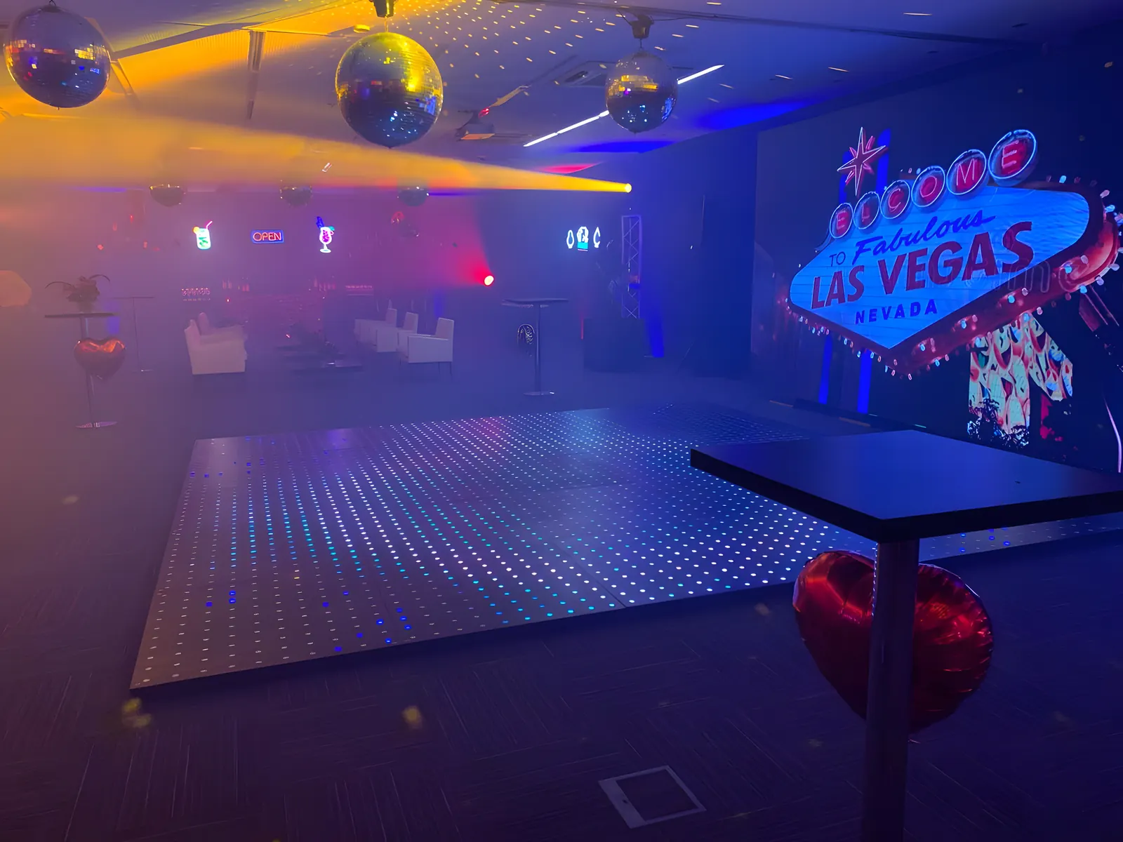 Pista LED ambientada con temática de Las Vegas y cabezas móviles