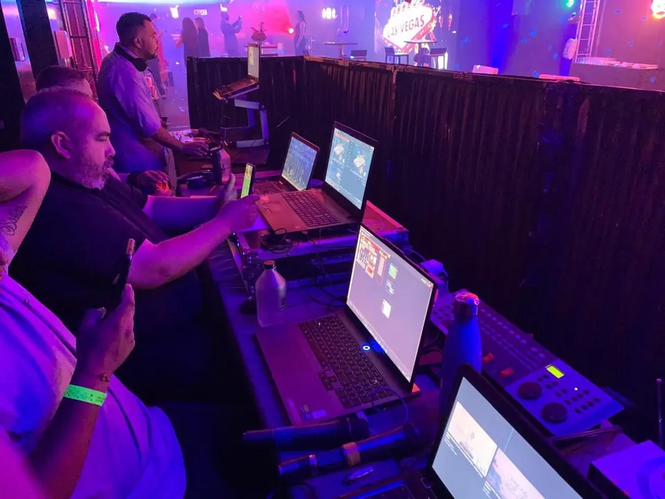 Operadores en el puesto de control