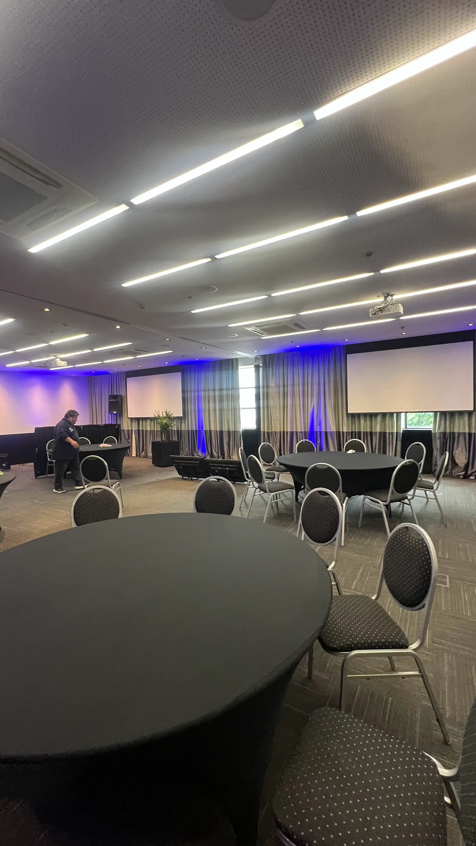 Iluminación de un salón preparada por CHS Company