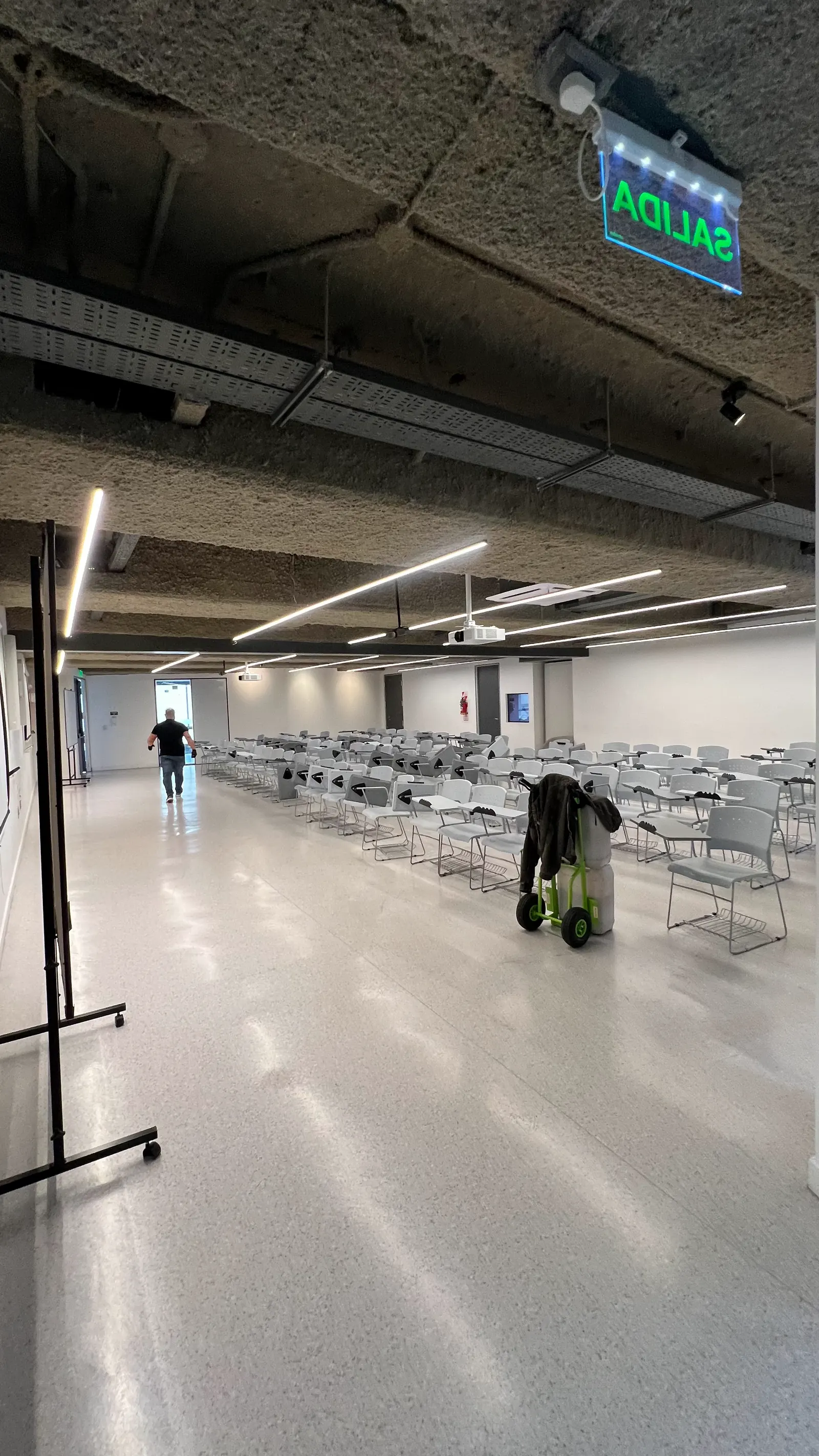 Iluminación de un salón preparada por CHS Company