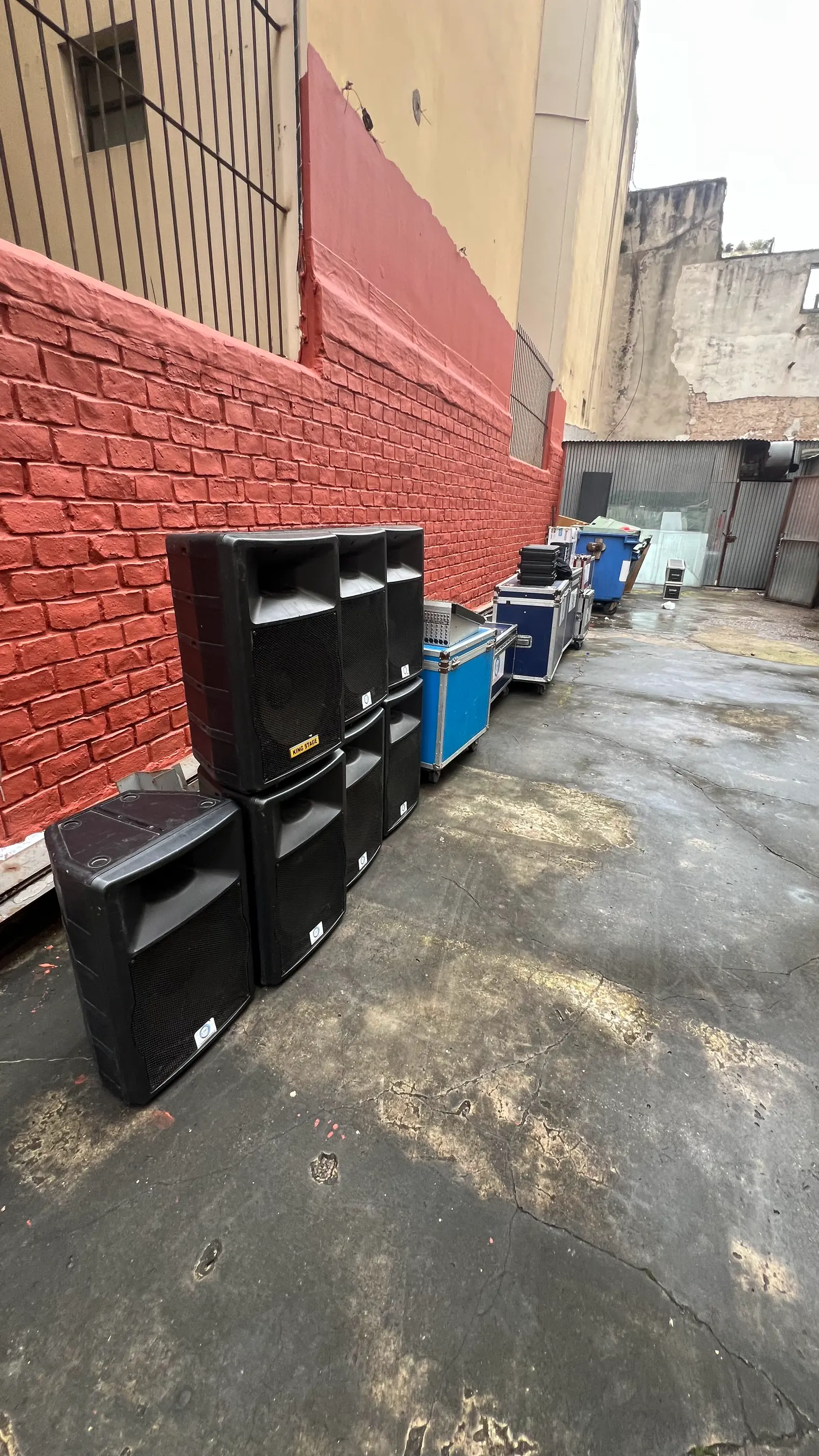 Equipos de sonido de CHS Company en un evento