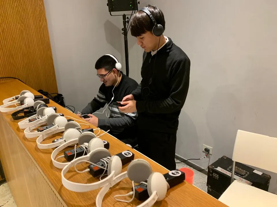 Receptores y auriculares para traducción simultánea en una mesa de entrega